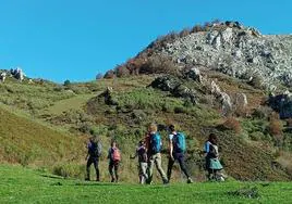 Un grupo de nueve mujeres viajará en mayo hasta el Atlas marroquí para llevar a cabo un reto aventurero en aquellas montañas y combinarlo con el reparto de mucha solidaridad asturiana