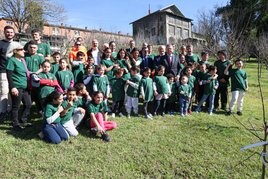 Los alumnos del colegio de Tudela Veguín en compañía del alcalde, Alfredo Canteli, y representantes de la cementera y la Corporación Masaveu.