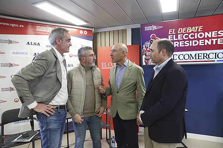 Luis Mitre, José Carlos Fernández Sarasola, Joaquín Miranda y Carlos Prieto departen distendidamente minutos antes de iniciar el debate.