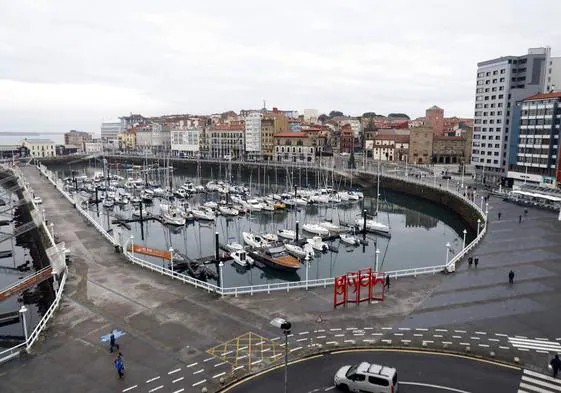 El menor comió en un restaurante del Puerto Deportivo de Gijón y se fue sin pagar.