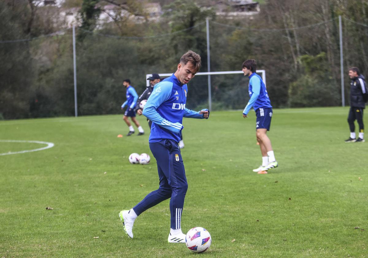 Paulino, en un entrenamiento del Oviedo.