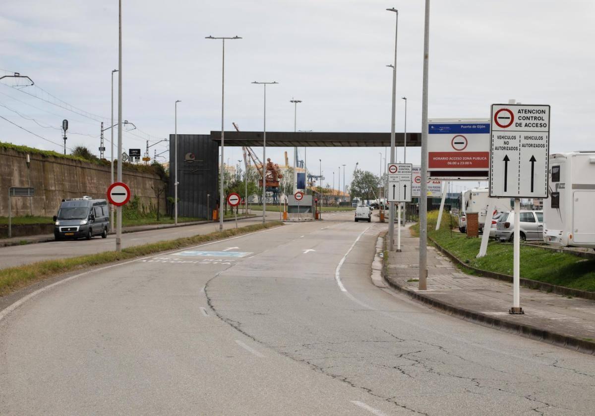 Entrada al puerto de El Musel, donde comenzará el túnel del nuevo vial.