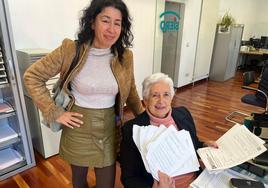 Susana Álvarez y Loli Prendes, ayer, en el registro del Ayuntamiento de Siero con las alegaciones.