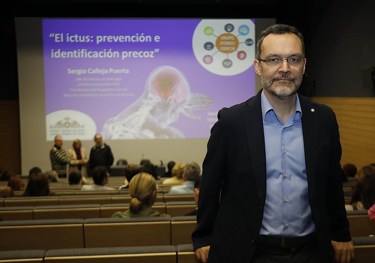 Sergio Calleja, coordinador de la Unidad de Ictus del HUCA.
