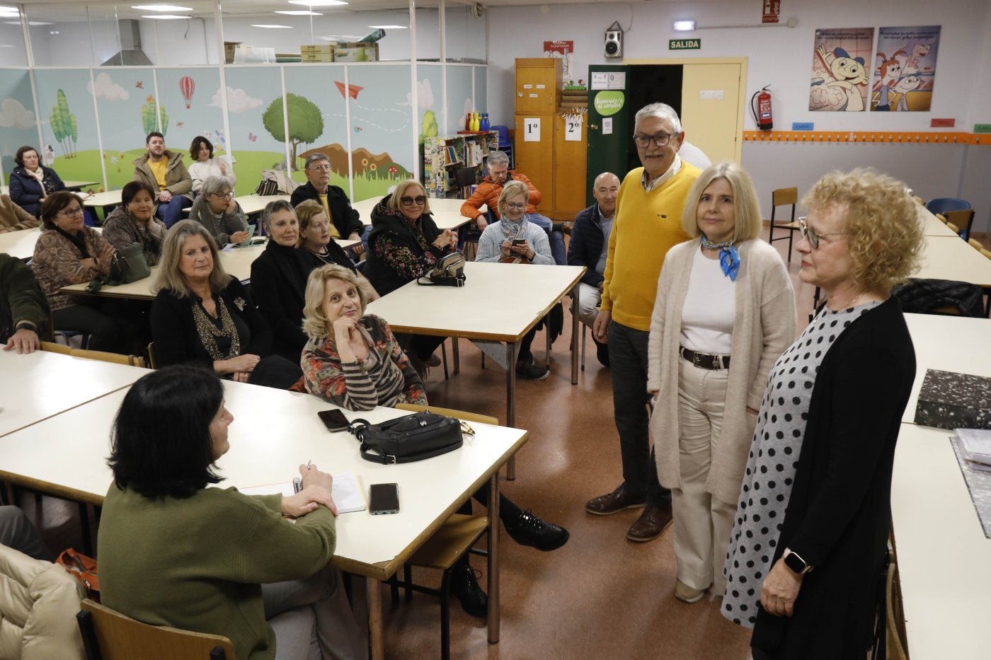 Directiva y socios de Viesques, con Luis García de pie.