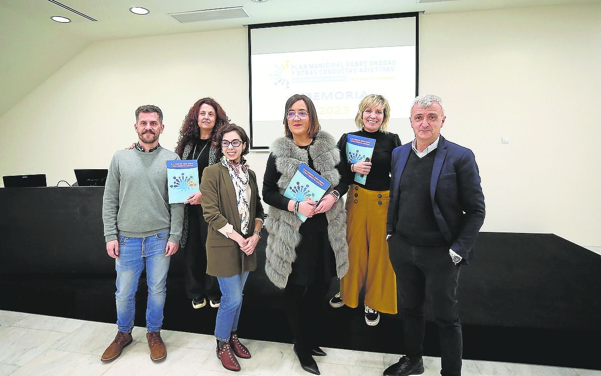 La comisión de seguimiento del plan municipal sobre drogas, ayer, en el Calatrava.