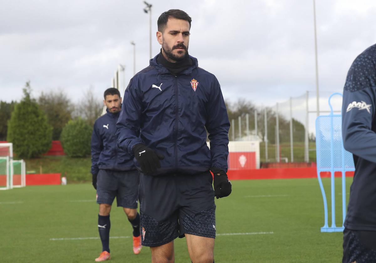 El defensa del Sporting Pablo Insua, durante un entrenamiento con el Sporting.