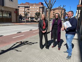 La edil Susana Madera, a la izquierda, con los arquitectos municipales María José Fernández y Daniel Navarro.