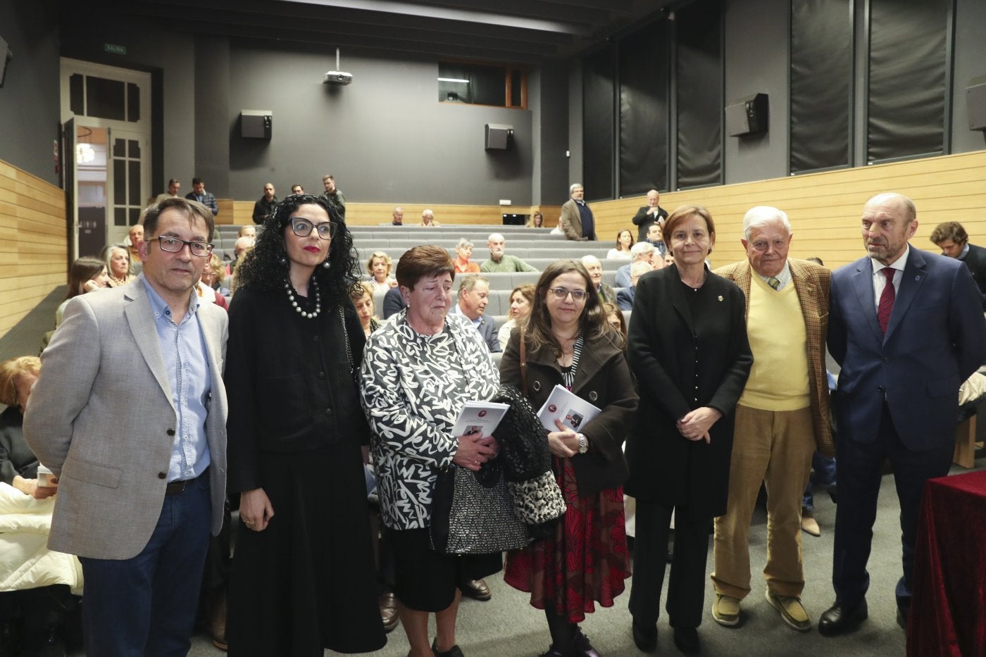 Ángel González, Vanessa Gutiérrez, Celestina González, Mari Luz Ania, Carmen Moriyón, Ignacio García-Arango Cienfuegos-Jovellanos, y Juan Cofiño.