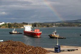 El barco, varado por la falta de calado en el puerto de Ribadeo.