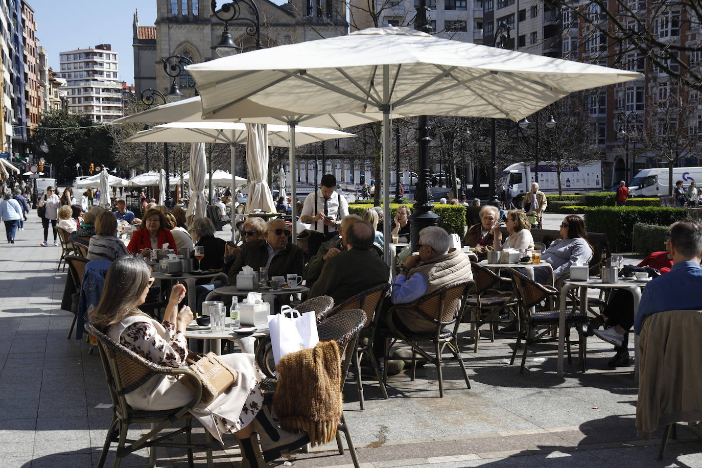 Sol y veinte grados en un jueves primaveral en Asturias