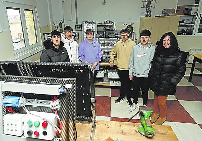 Los alumnos del centro gijonés participantes en STARTInnova con su tutora.