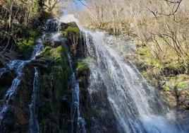 Cascada de Xurbeo: a sólo 1 kilómetro y medio de caminata desde Murias; un salto de agua impresionante e imprescindible