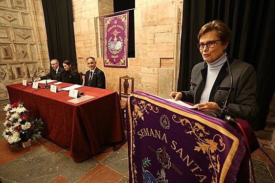 Alicia Fuertes dio el pregón de la Semana Santa en Grado, en la capilla de los Dolores, ante numeroso público.