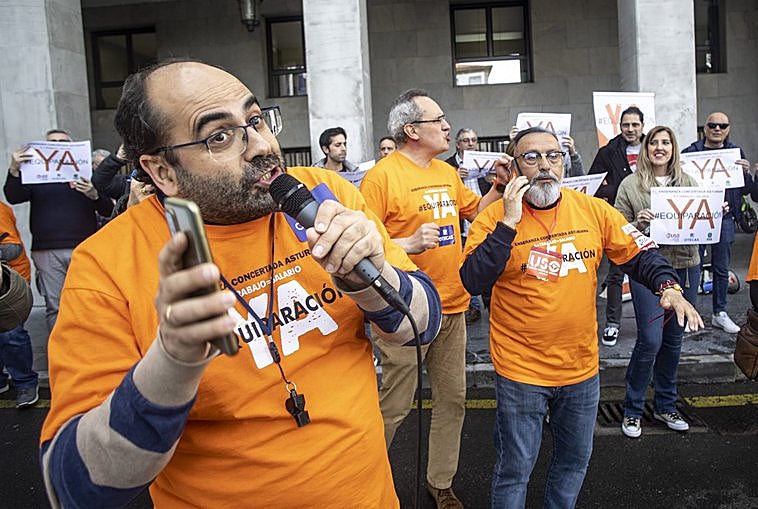 Los representantes sindicales de los profesores de los centros concertados asturianos, ayer, ante la sede de la Consejería de Educación.
