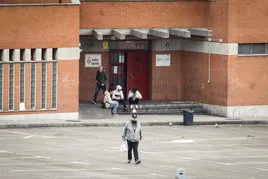 Albergue Covadonga, con algunos usuarios a la puerta.