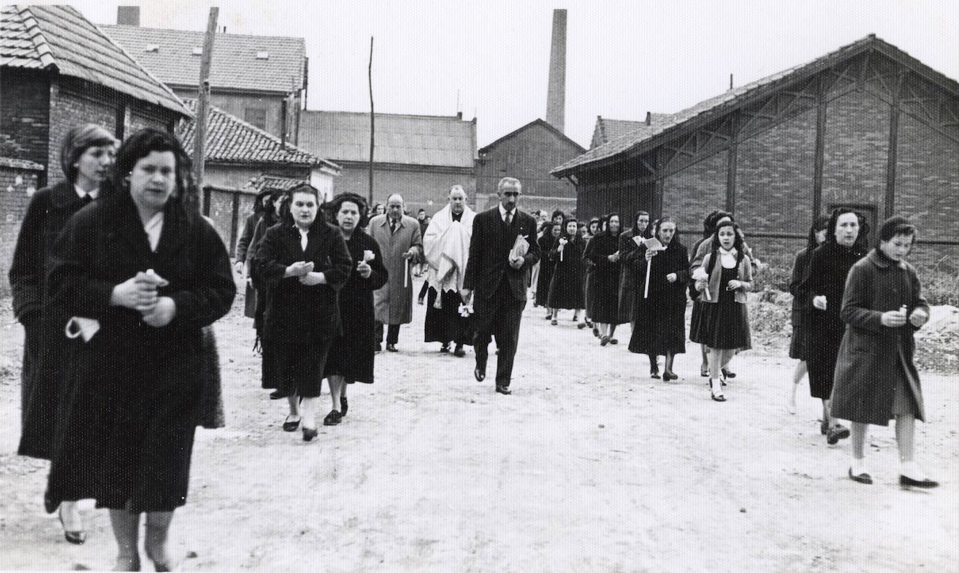 Procesión con el Santísimo en un barrio nevado. 