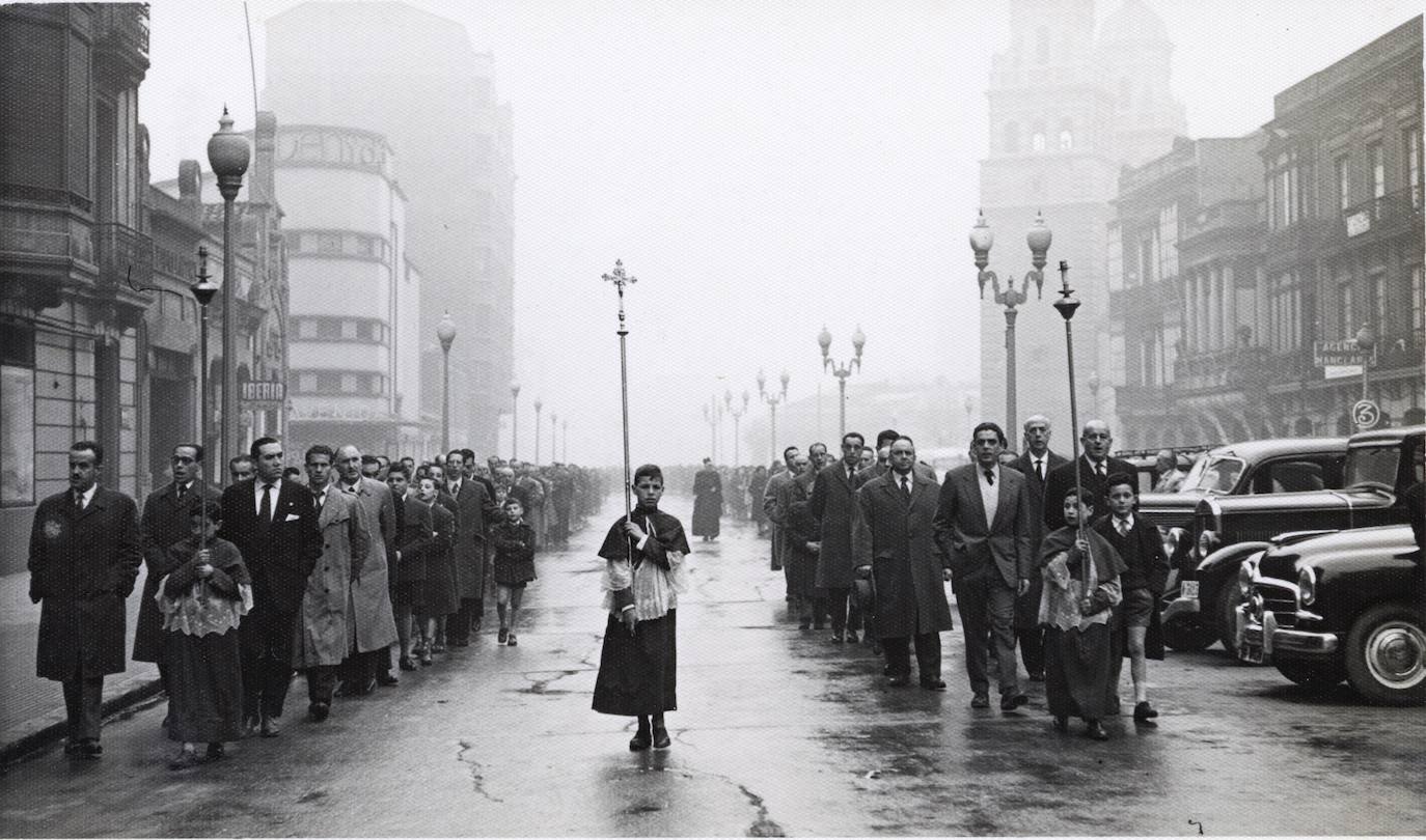 Cuando la Santina recorrió Gijón