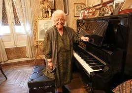 Purita de la Riva, ante uno de los pianos de su casa