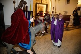 El sacerdote de Lugones bendice la imagen ayer en Lugones.
