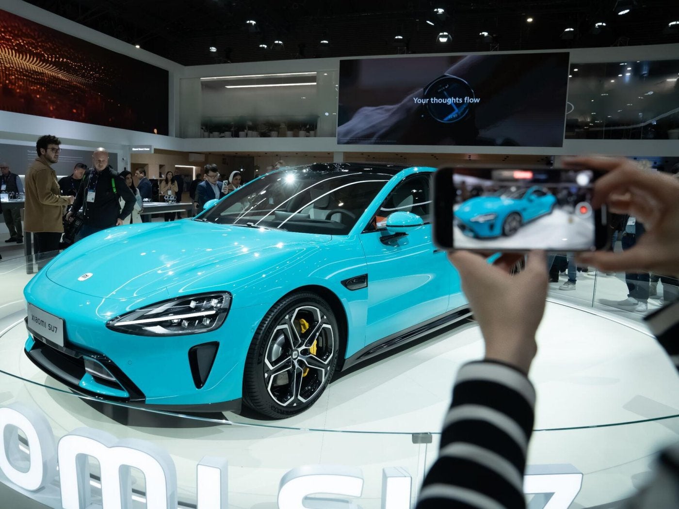 Imagen del coche eléctrico SU7 del gigante de telefonía móvil Xiaomi en una de las ferias en las que fue presentado.