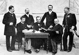 Primera reunión constitucional del COI, con el barón de Coubertin, primero por la izquierda, en la que participó Adolfo Álvarez-Buylla.
