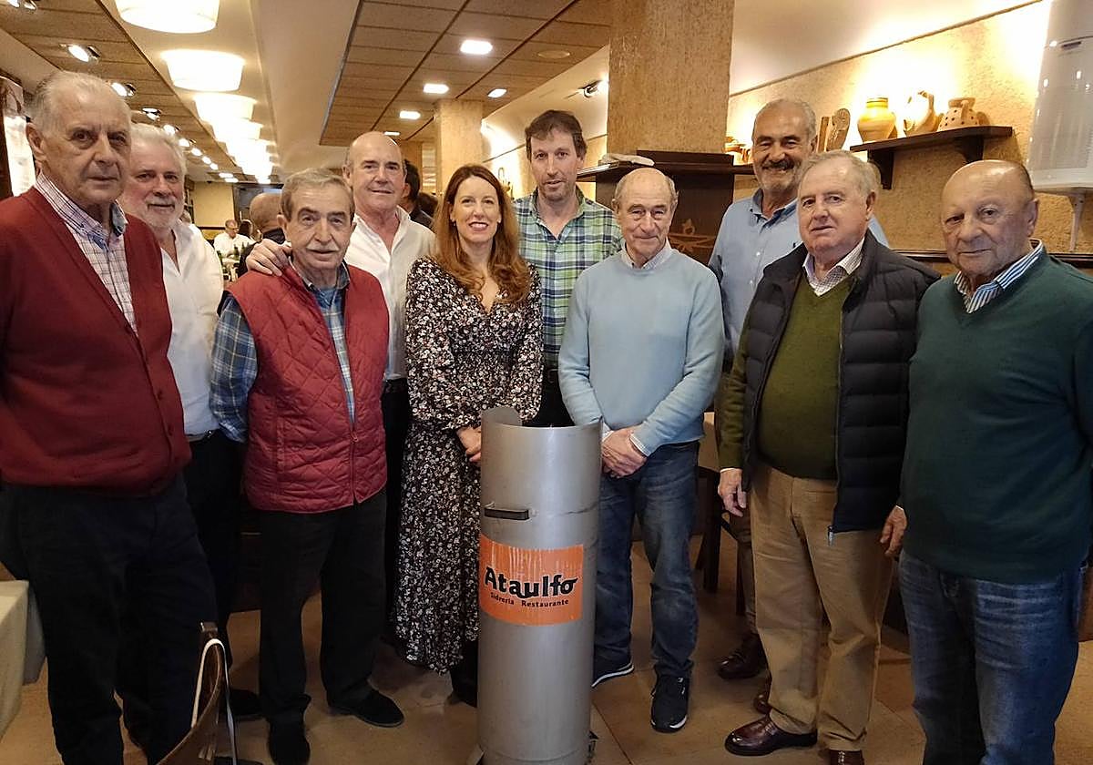 En el centro, Graciela Lagunilla y Juan José Tomás (Sidra JR), nuevos propietarios de la sidrería casa Ataúlfo, con los componentes de la veterana peña Viernes No Santo.