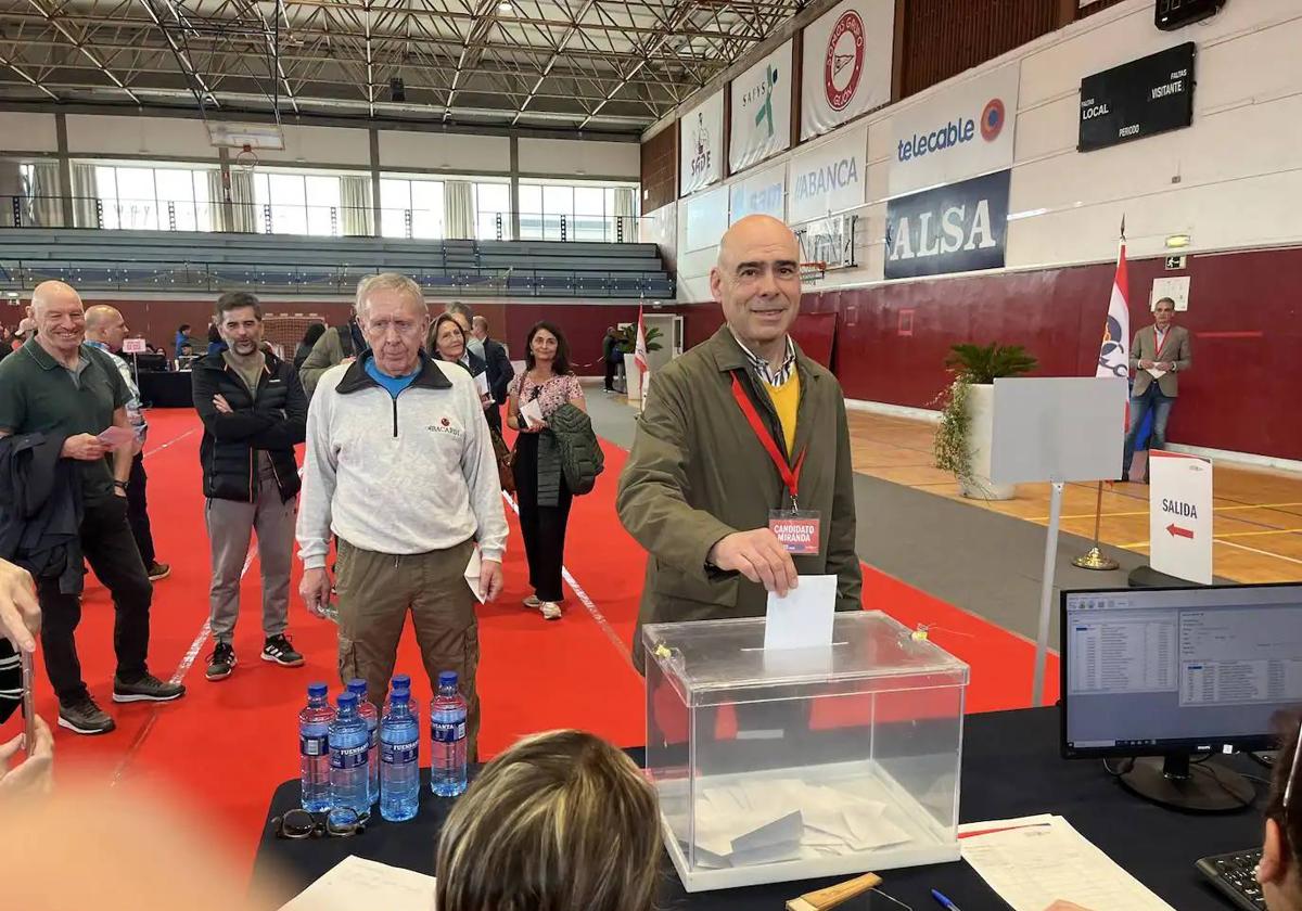 Joaquín Miranda, nuevo presidente del Grupo Covadonga, durante la votación.