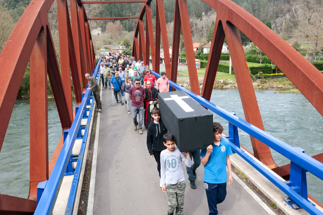 El inicio de la temporada del salmón, marcado por las protestas