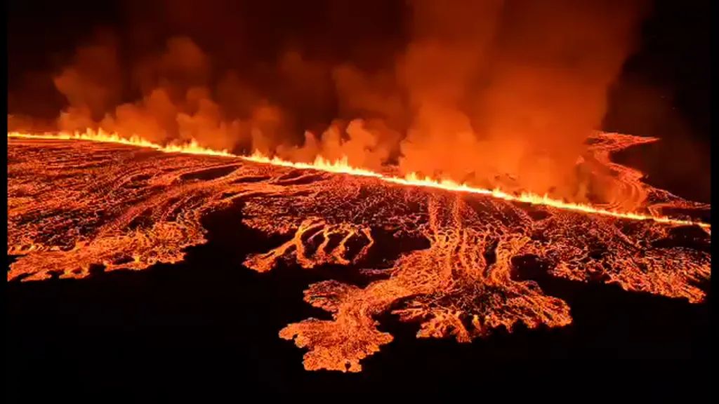 Lava recorriendo la península de Reykjanes en Islandia.
