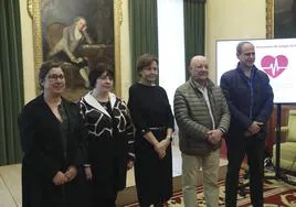 Carmen Eva Pérez Ordieres, Maite Díaz, Carmen Moriyón, Faustino Valdés y Constantino Vaquero, en el Salón de Recepciones del Ayuntamiento.