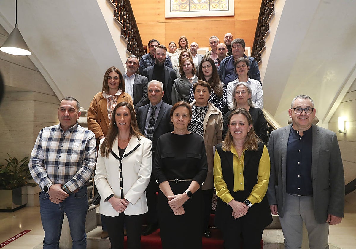 Representantes políticos y agentes sociales tras la firma del acuerdo de concertación.