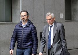 Fidel Fernández, junto a su abogado, Luis Tuero, entrando ayer en juzgado de lo Penal número 2 de Oviedo.