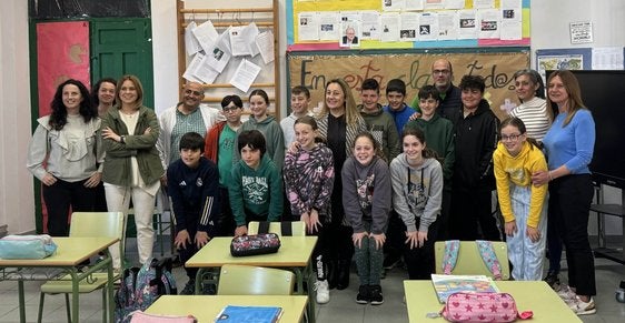 La consejera de Educación, en el centro, con estudiantes de Viella.