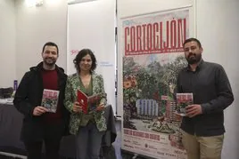 El director de la Fundación Municipal de Cultura, Aitor Martínez, con la concejala de Cultura, Montserrat López Moro, y el director de Corto Gijón, Sergio Valbuena, durante la presentación.