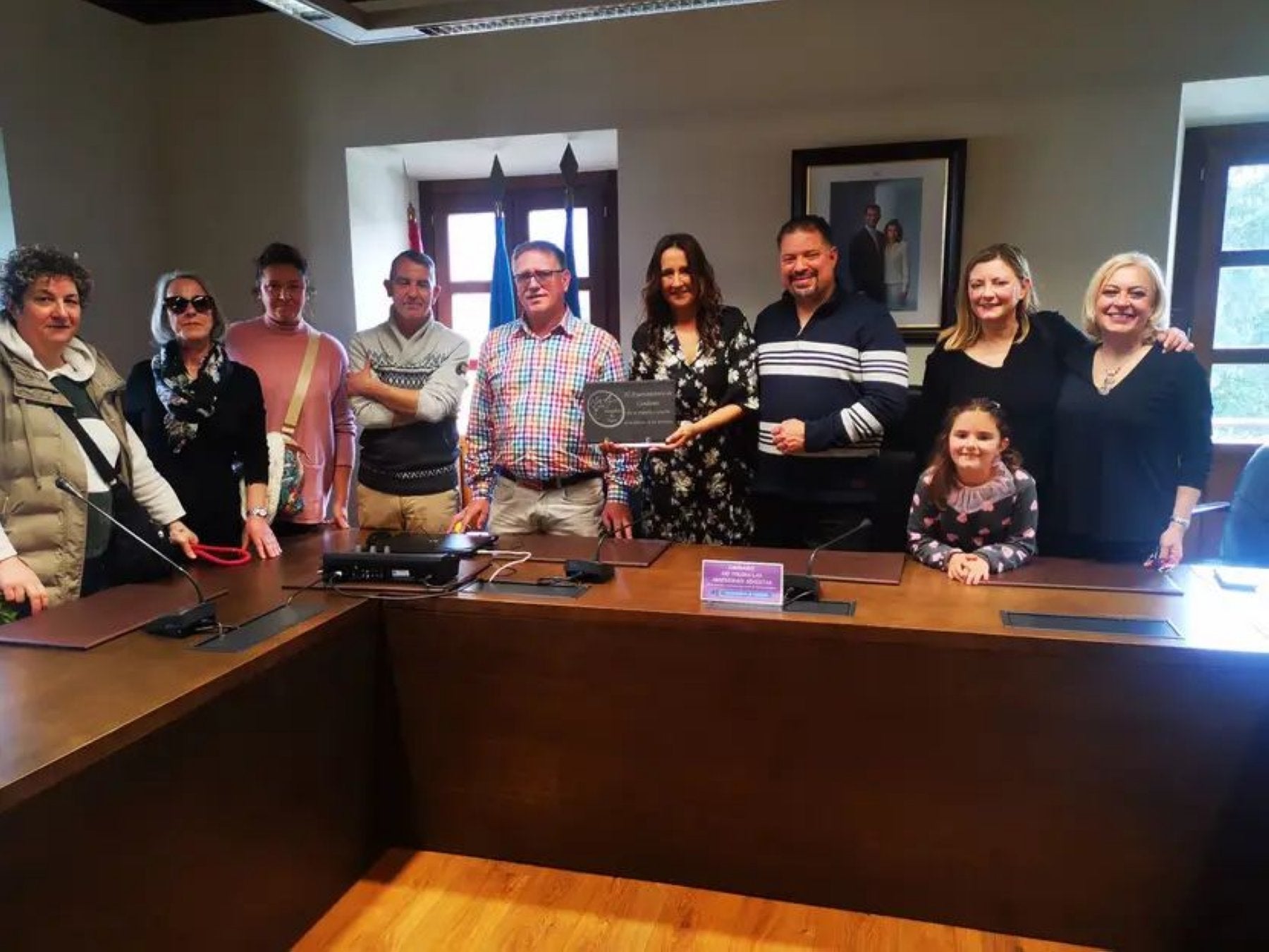 Marta Menéndez recogió el premio en el Ayuntamiento.