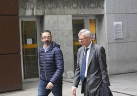 El acusado accede a los juzgados de Oviedo acompañado de su abogado.