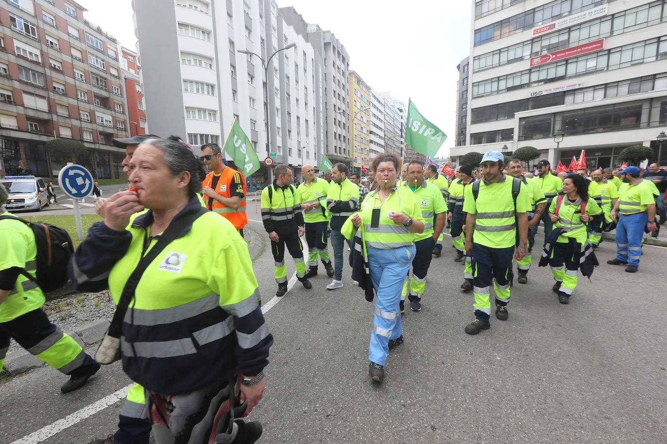 La plantilla de limpieza viaria de Avilés se manifiesta para exigir un nuevo convenio