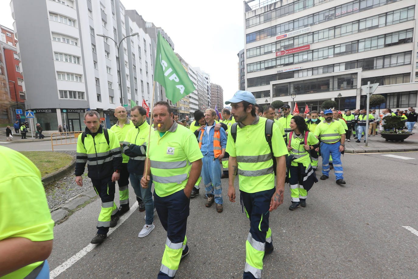 La plantilla de limpieza viaria de Avilés se manifiesta para exigir un nuevo convenio