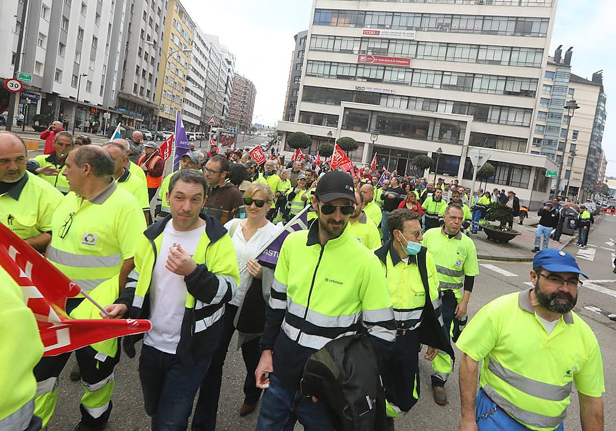 La plantilla de limpieza viaria de Avilés se manifiesta para exigir un nuevo convenio