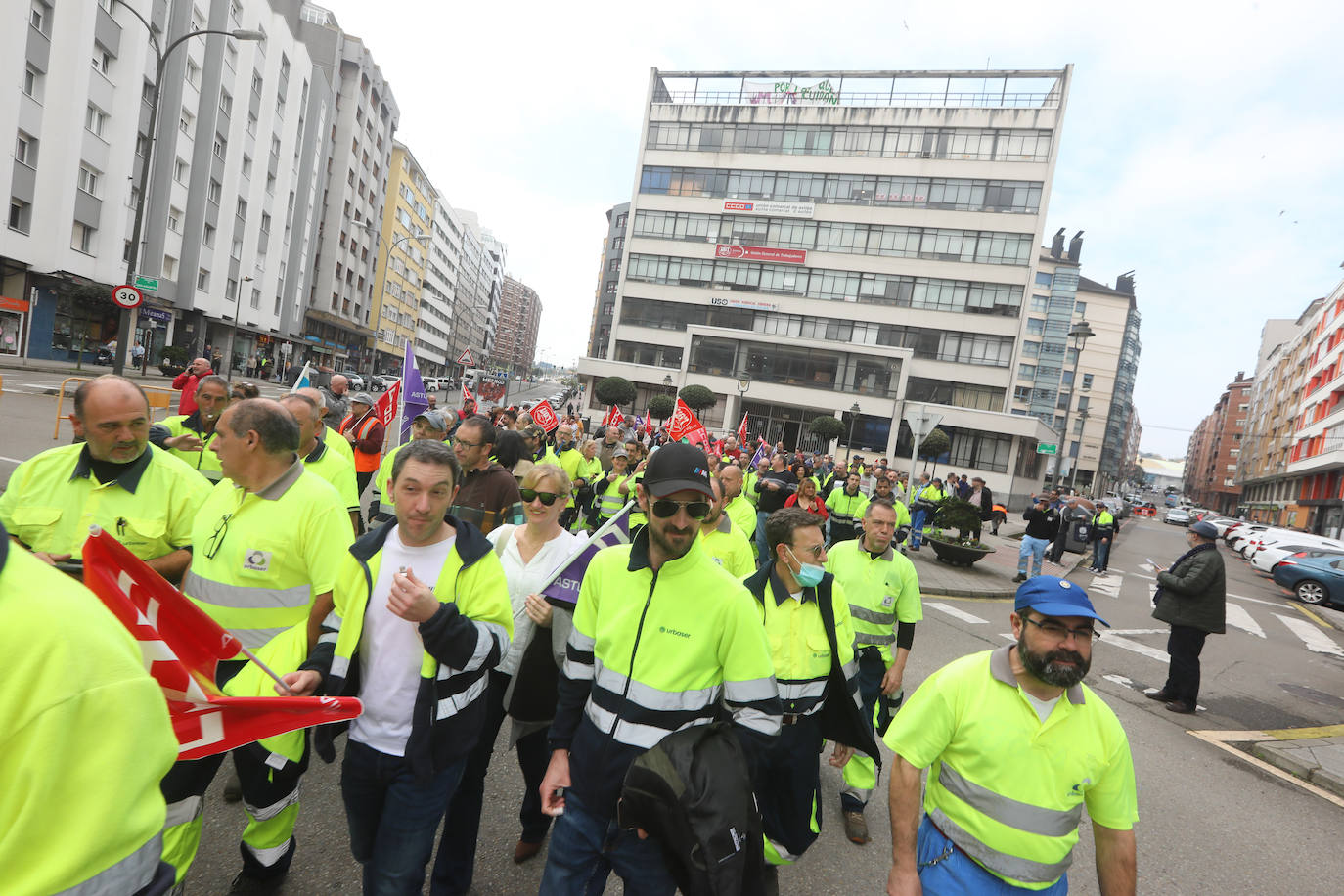 La plantilla de limpieza viaria de Avilés se manifiesta para exigir un nuevo convenio