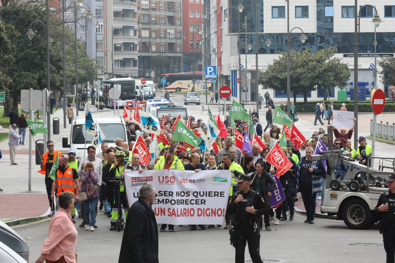 La plantilla de limpieza viaria de Avilés se manifiesta para exigir un nuevo convenio