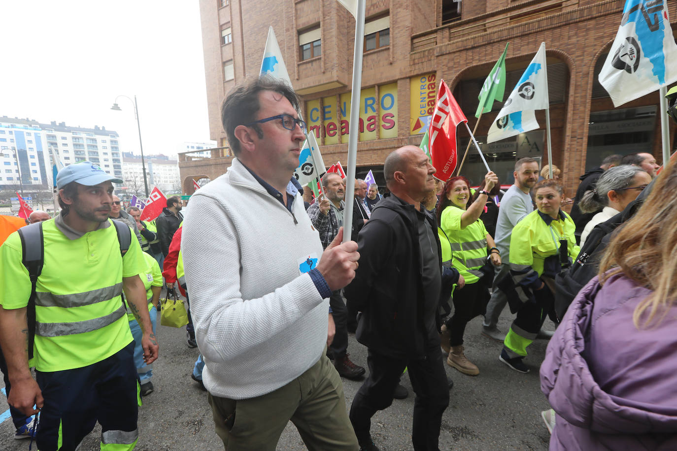 La plantilla de limpieza viaria de Avilés se manifiesta para exigir un nuevo convenio