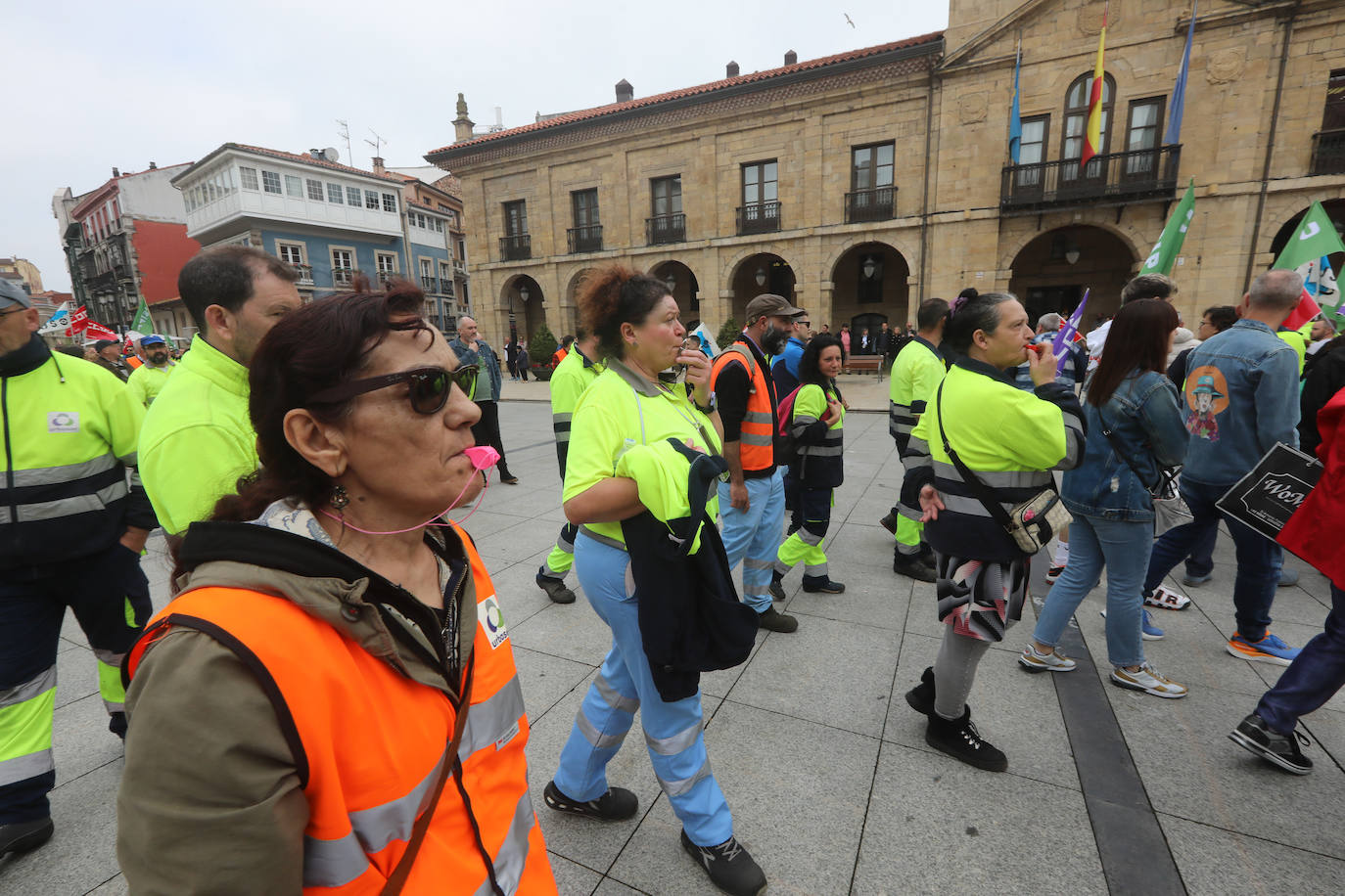 La plantilla de limpieza viaria de Avilés se manifiesta para exigir un nuevo convenio