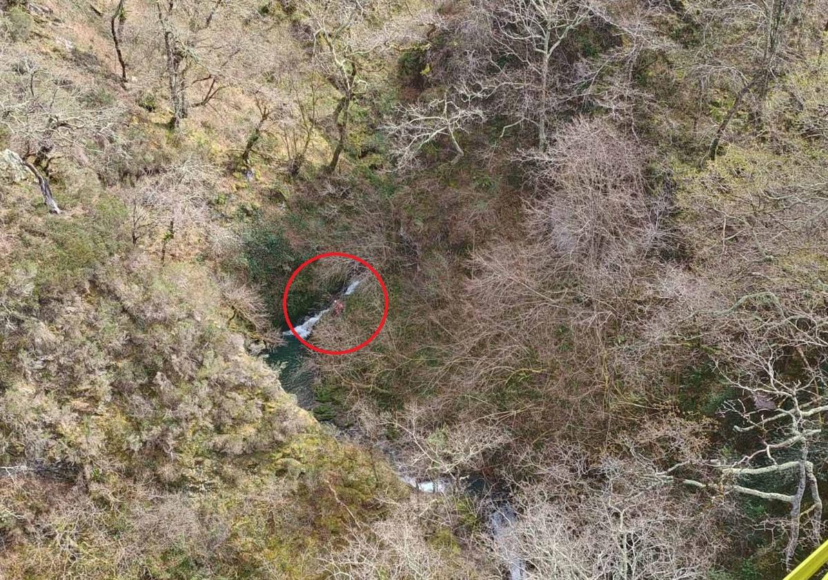 En el círculo, el afectado visto desde el helicóptero de los Bomberos de Asturias.