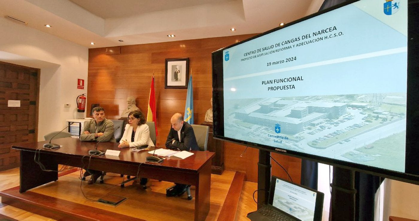 Concepción Saavedra, en el Ayuntamiento de Cangas del Narcea, con José Luis Fontaniella y Pablo García.