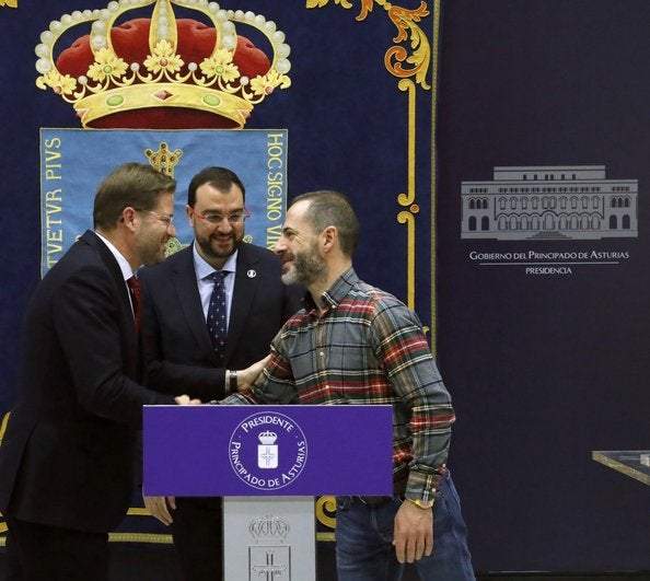 Steck saluda a Ángel García ante Barbón.