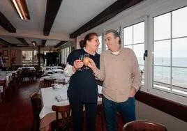 Maite Sanz y Jose Moirón brindan en la planta del comedor de La Taberna del Piano, del que se despedirán el domingo por jubilación.