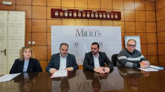 Leticia Fernández, Carlos Paniceres Manuel A. Álvarez y Miguel A. Martín, durante la presentación en Mieres.