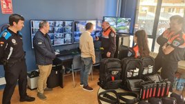 El alcalde visitó la sala de control de Protección Civil de Corverá.